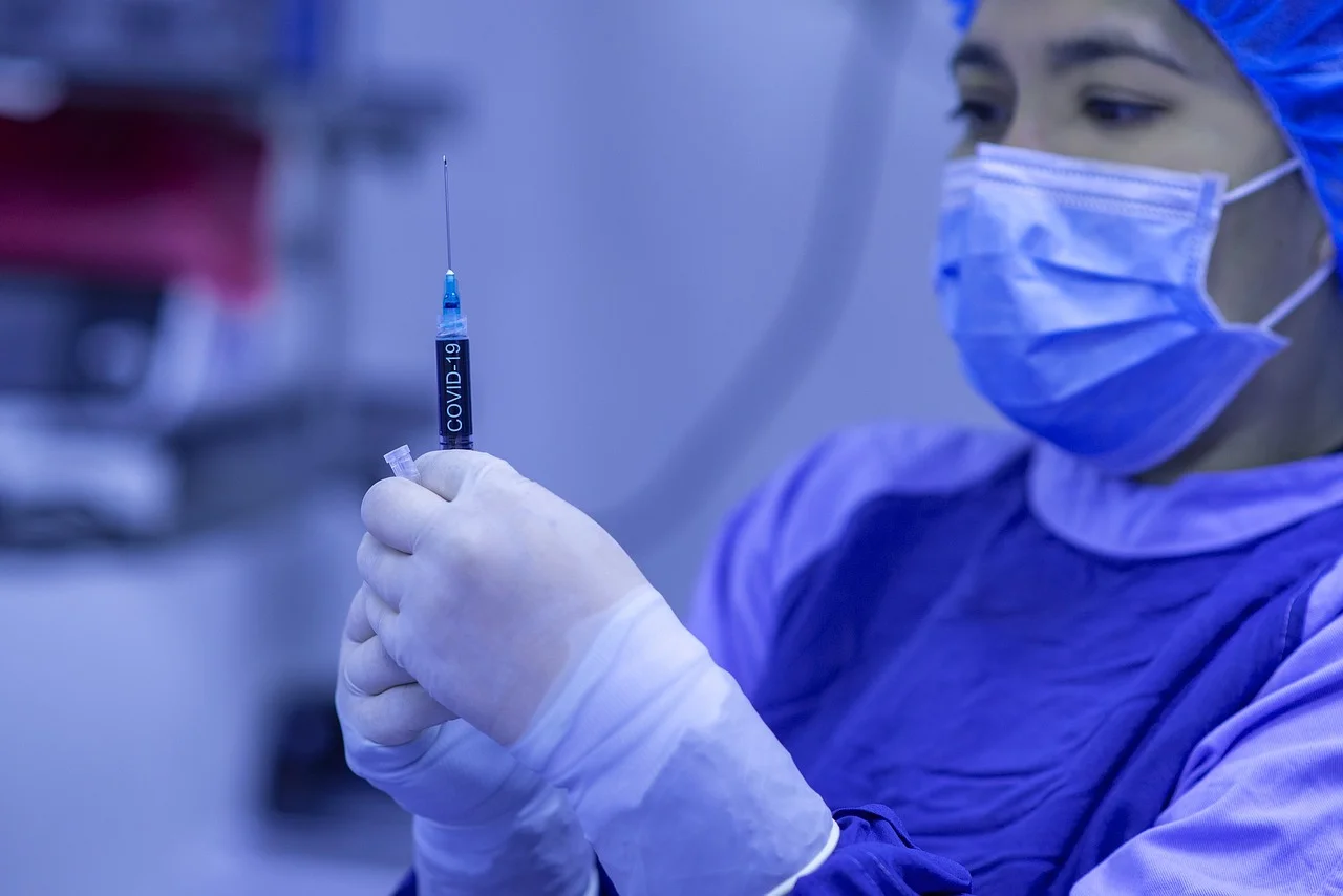 Las 8 carreras técnicas cortas del área de la salud con mejor sueldo en Chile