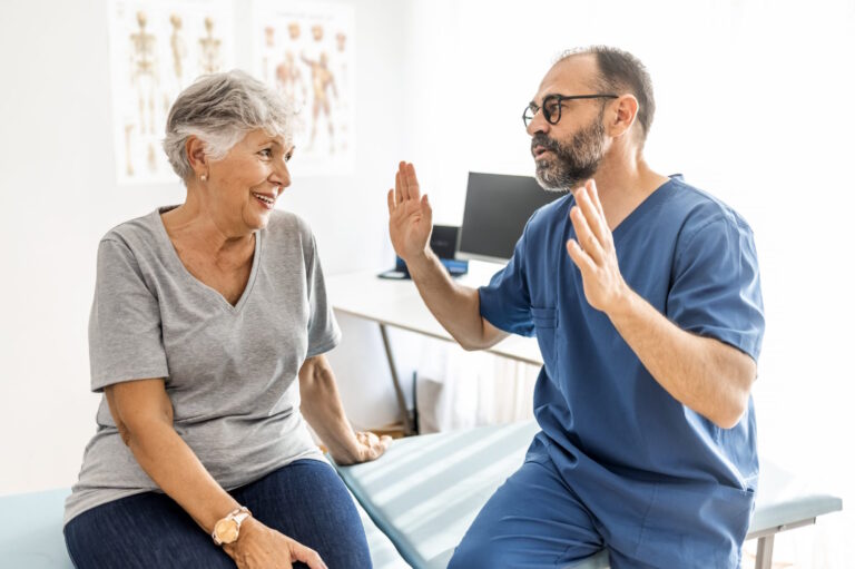 Técnico en Enfermería mención cuidado de personas mayores (Gerontología – Geriatría)